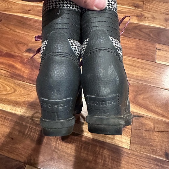 Sorel Joan of Artic girl size 2 black boots with pink laces lightly used. - Picture 3 of 6